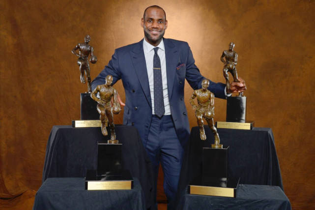 詹姆斯MVP?别急着下结论,咱们先把这赛季的碎碎念捋清楚 詹姆斯MVP?别急着下结论,咱们先把这赛季的碎碎念捋清楚